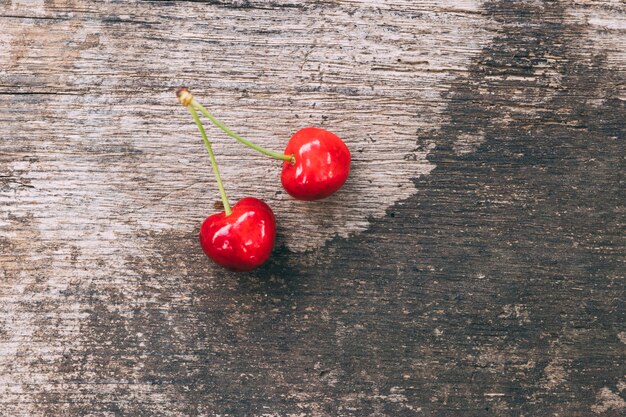 Concepto de huerta con dos cerezas