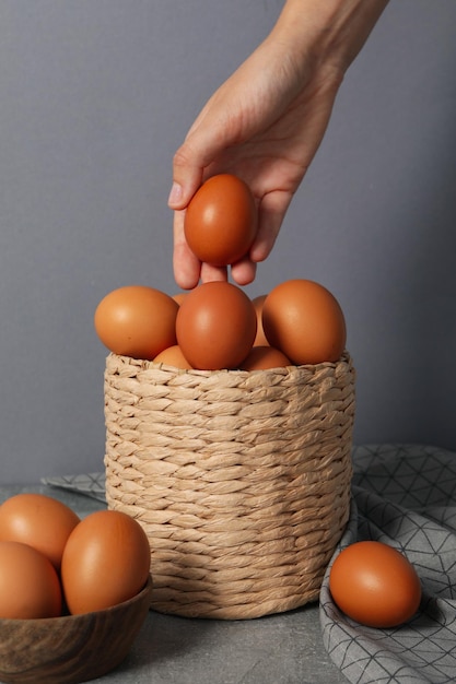 Concepto de huevos frescos y naturales de productos agrícolas.