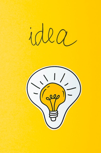 Concepto de idea de bombilla sobre fondo amarillo