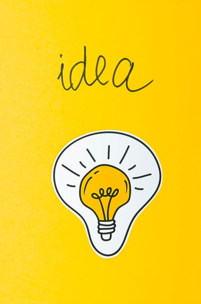 Concepto de idea de bombilla sobre fondo amarillo