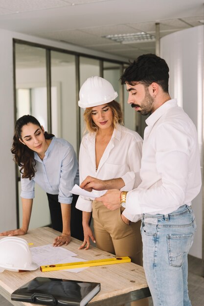 Concepto de ingeniería con gente joven