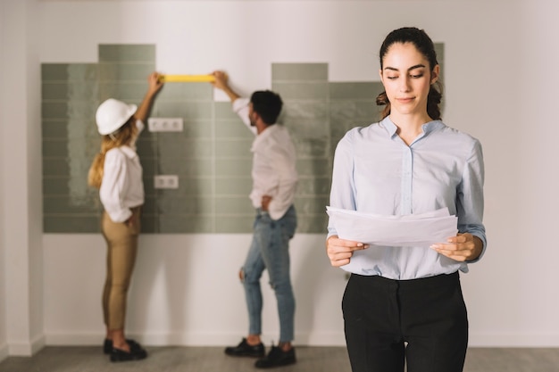 Foto gratuita concepto de ingeniería con mujer