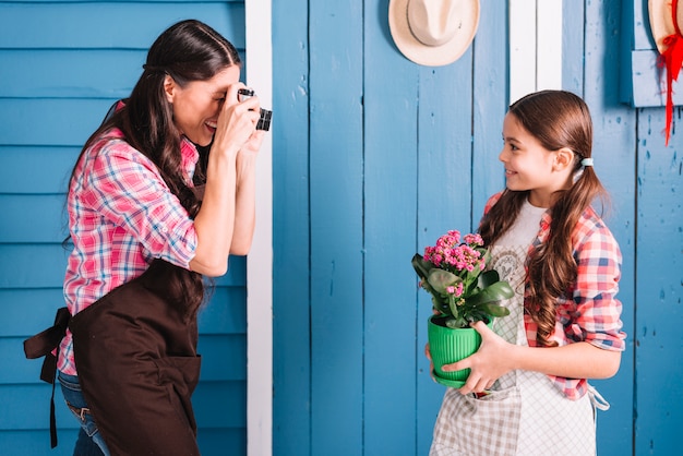 Concepto de jardinería con madre e hija