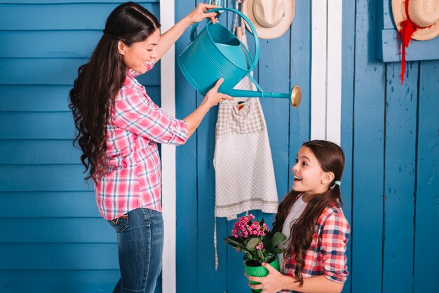 Concepto de jardinería con madre e hija