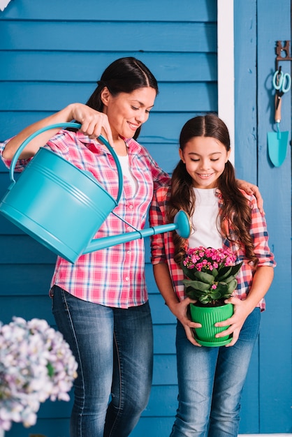 Concepto de jardinería con madre e hija