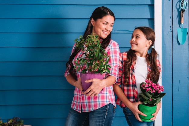 Concepto de jardinería con madre e hija