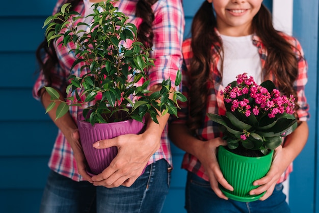 Concepto de jardinería con madre e hija