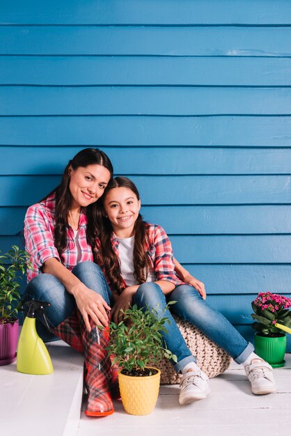 Concepto de jardinería con madre e hija