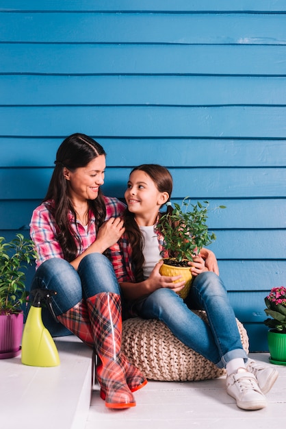 Concepto de jardinería con madre e hija