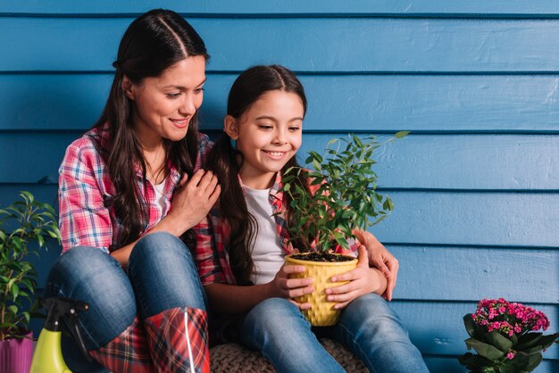 Concepto de jardinería con madre e hija