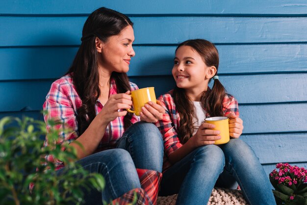 Concepto de jardinería con madre e hija