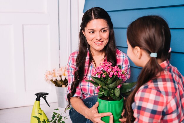 Concepto de jardinería con madre e hija