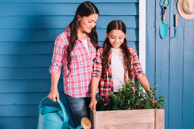 Concepto de jardinería con madre e hija