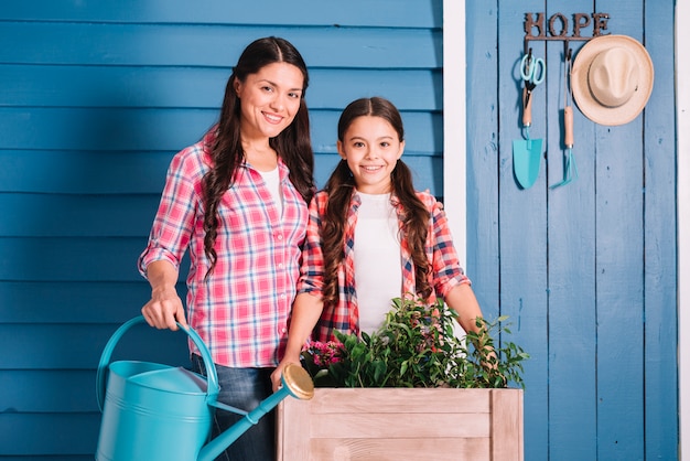 Concepto de jardinería con madre e hija