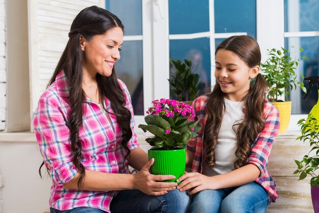 Concepto de jardinería con madre e hija