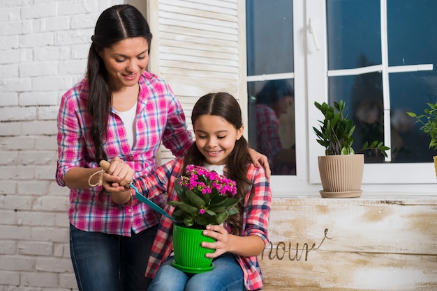 Foto gratuita concepto de jardinería con madre e hija