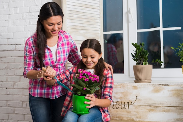 Concepto de jardinería con madre e hija