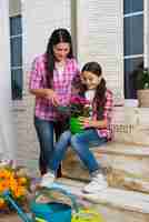 Foto gratuita concepto de jardinería con madre e hija