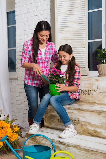 Concepto de jardinería con madre e hija