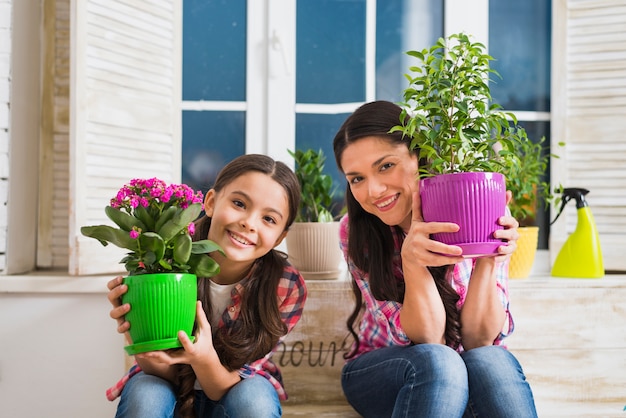 Concepto de jardinería con madre e hija
