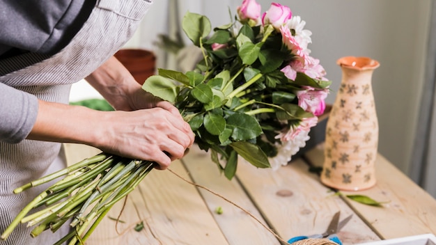 Foto gratuita concepto de jardinería con manos femeninas