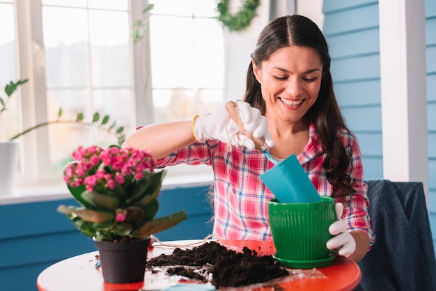 Foto gratuita concepto de jardinería con mujer