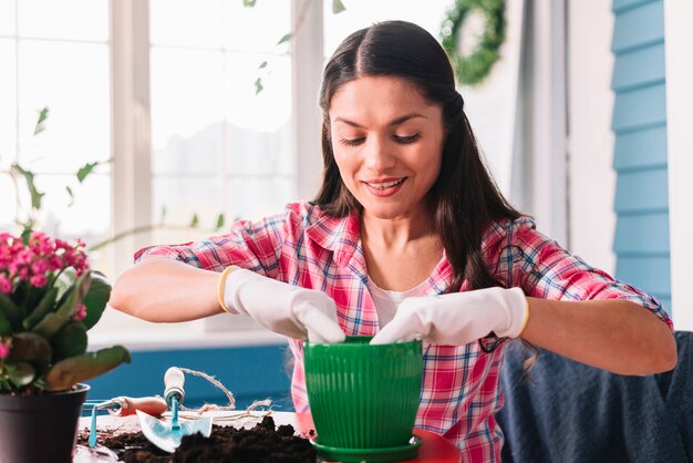 Concepto de jardinería con mujer