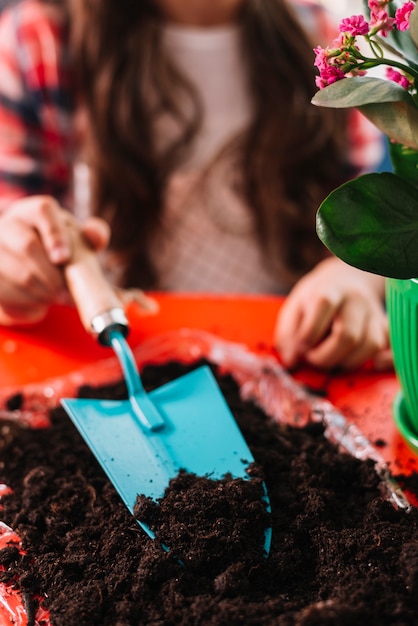 Foto gratuita concepto de jardinería con mujer