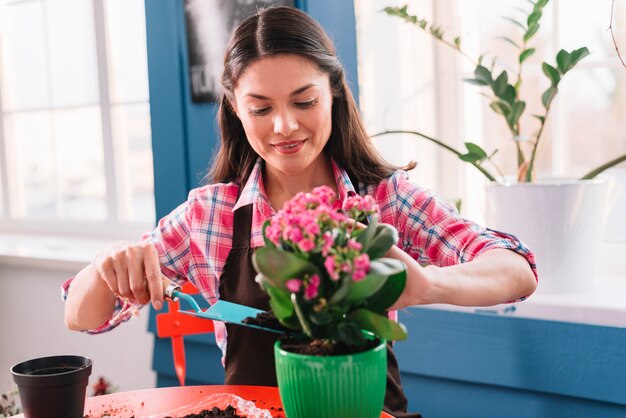 Concepto de jardinería con mujer