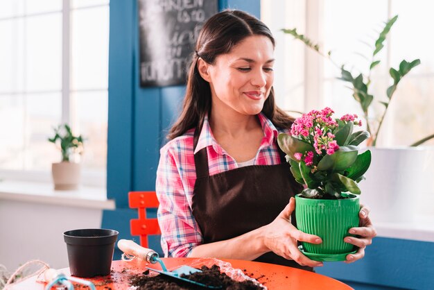 Concepto de jardinería con mujer