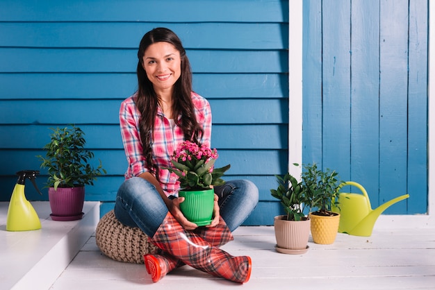 Foto gratuita concepto de jardinería con mujer