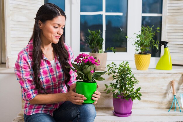 Concepto de jardinería con mujer