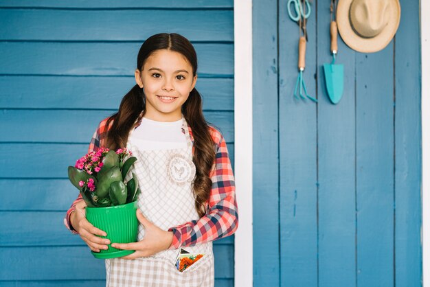 Concepto de jardinería con niña y planta