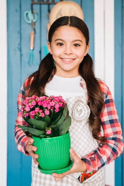 Concepto de jardinería con niña y planta