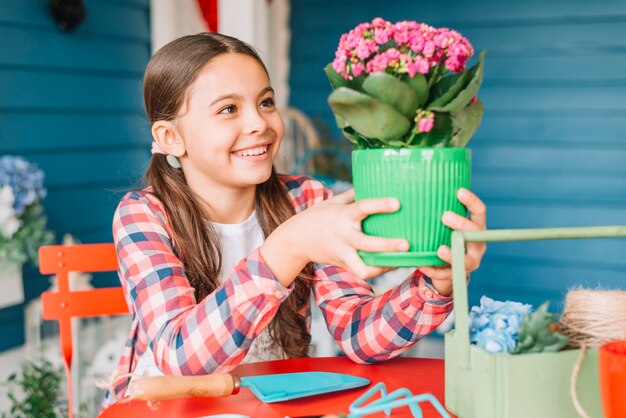 Concepto de jardinería con niña y planta