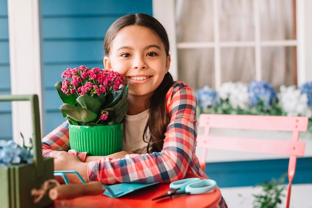 Foto gratuita concepto de jardinería con niña y planta