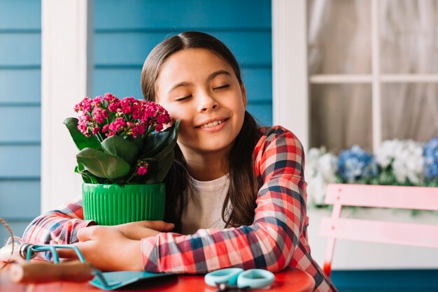 Concepto de jardinería con niña y planta