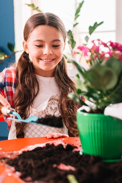 Foto gratuita concepto de jardinería con niña