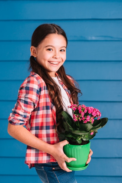 Concepto de jardinería con niña