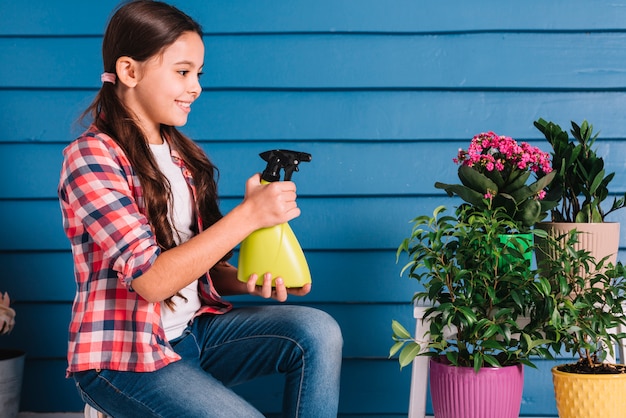 Foto gratuita concepto de jardinería con niña