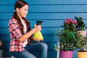 Foto gratuita concepto de jardinería con niña