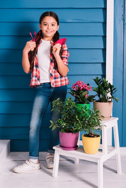 Foto gratuita concepto de jardinería con niña