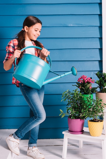 Concepto de jardinería con niña