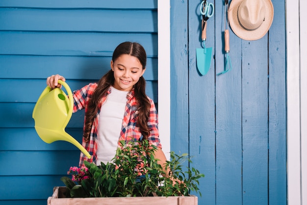 Foto gratuita concepto de jardinería con niña