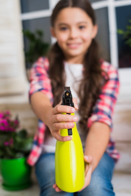 Concepto de jardinería con niña