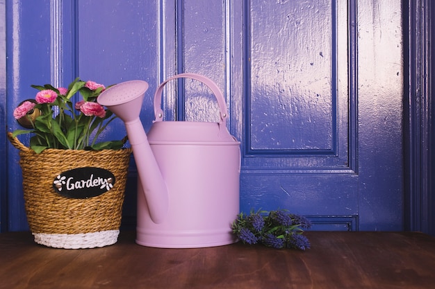 Foto gratuita concepto de jardinería con regadera y flores