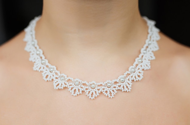 Concepto de joyería Closeup retrato de un collar de boda en el cuello femenino