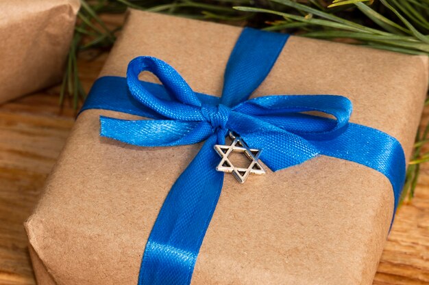 Concepto judío de hanukkah tradicional de regalo de alta vista