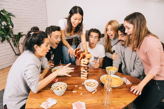 Foto gratuita concepto de juego de mesa con amigos gritando