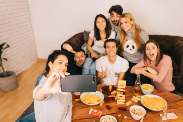 Concepto de juego de mesa con chica haciendo selfie